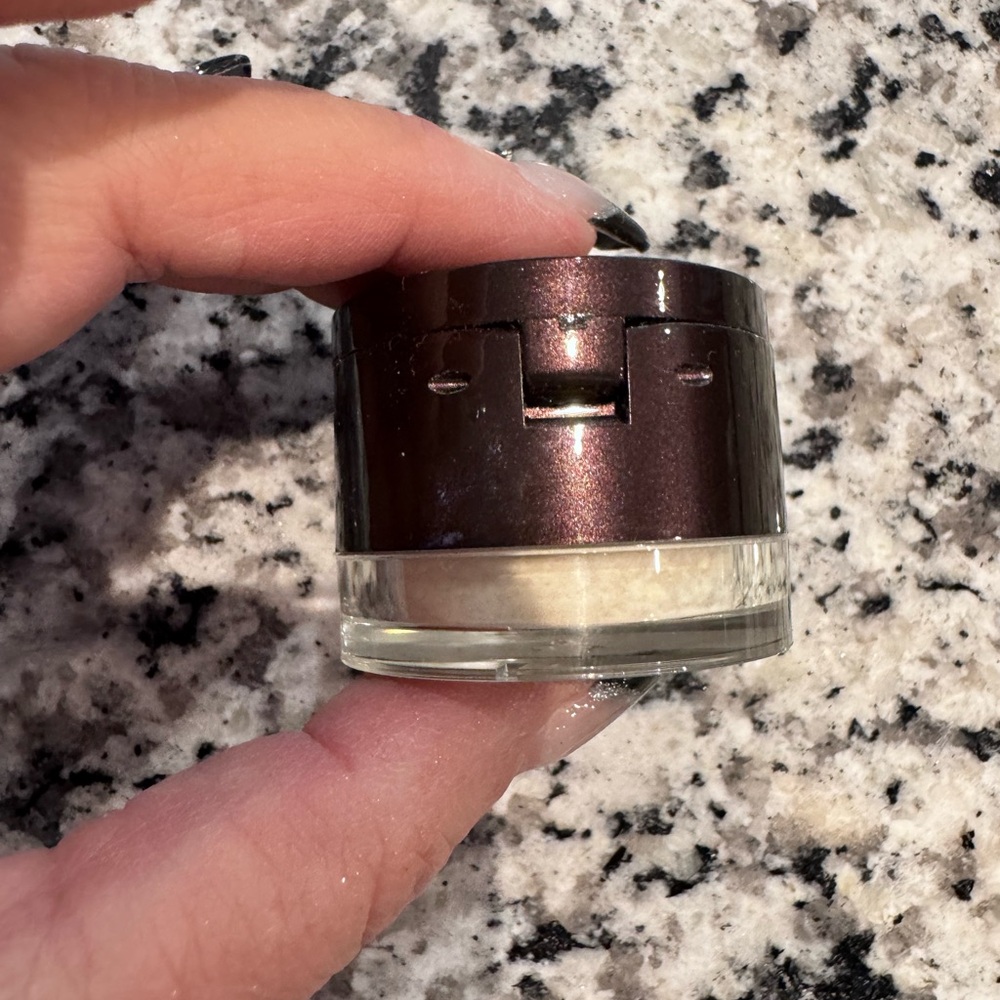 Laura Mercier Loose Setting Powder - Cream and Brown - Picture 2 of 5